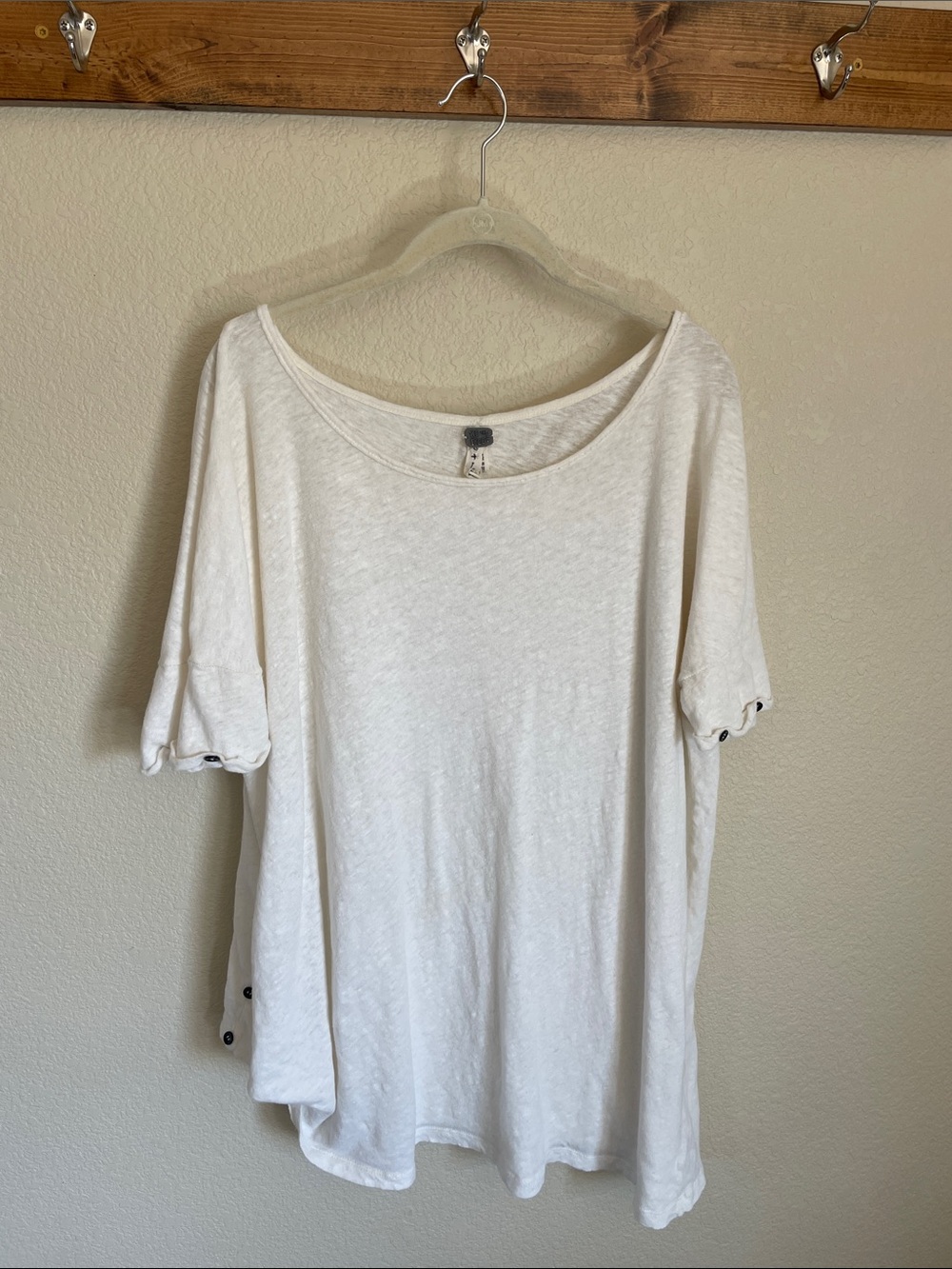 We The Free White Linen Blend Short-Sleeve Scoop Neck Tee L Asymmetrical Buttons